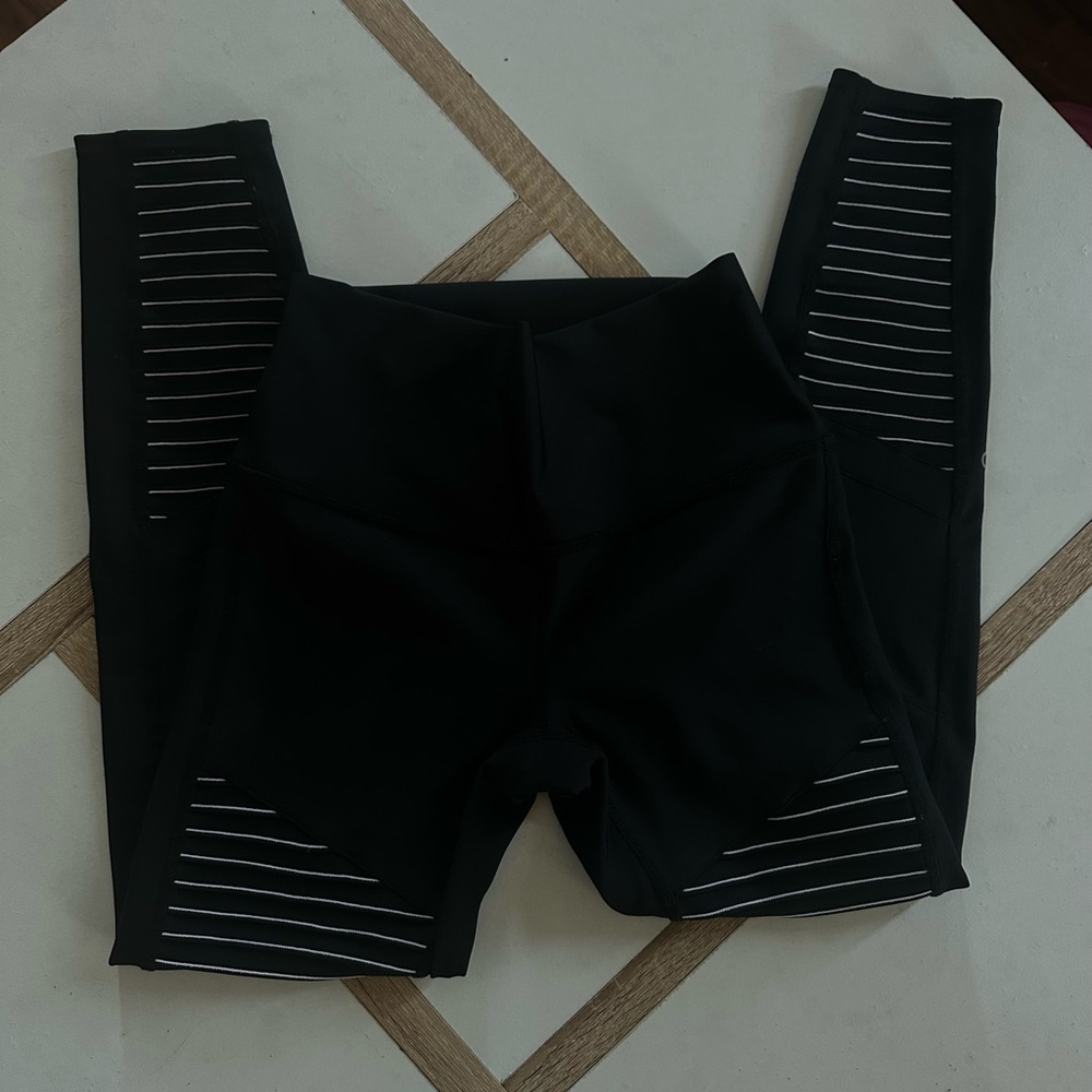 Alo Yoga Moto High-Waist 7/8 Legging in Black/Highlighter Size Small